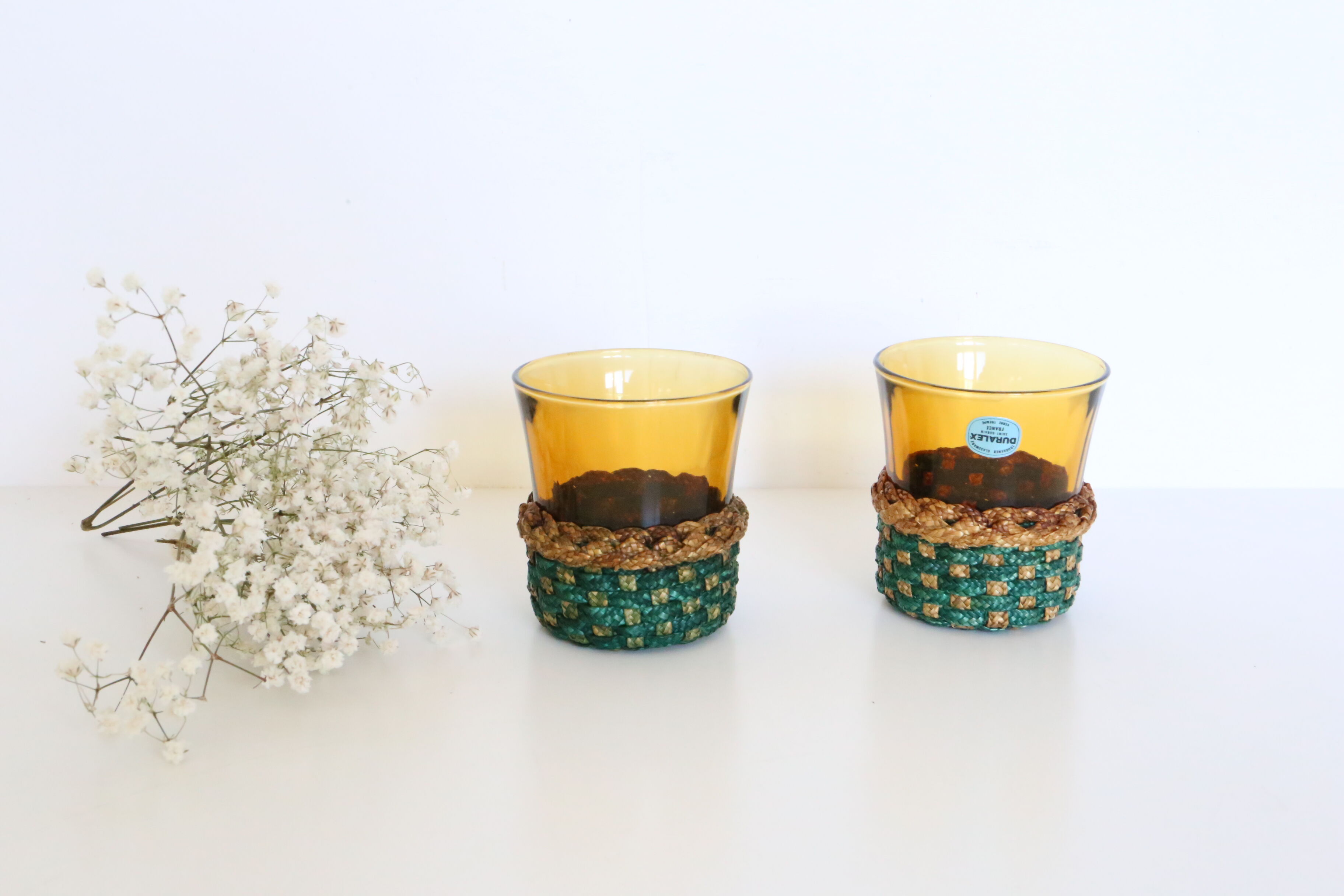 Set de deux verre fumés Duralex dans leur support tressé