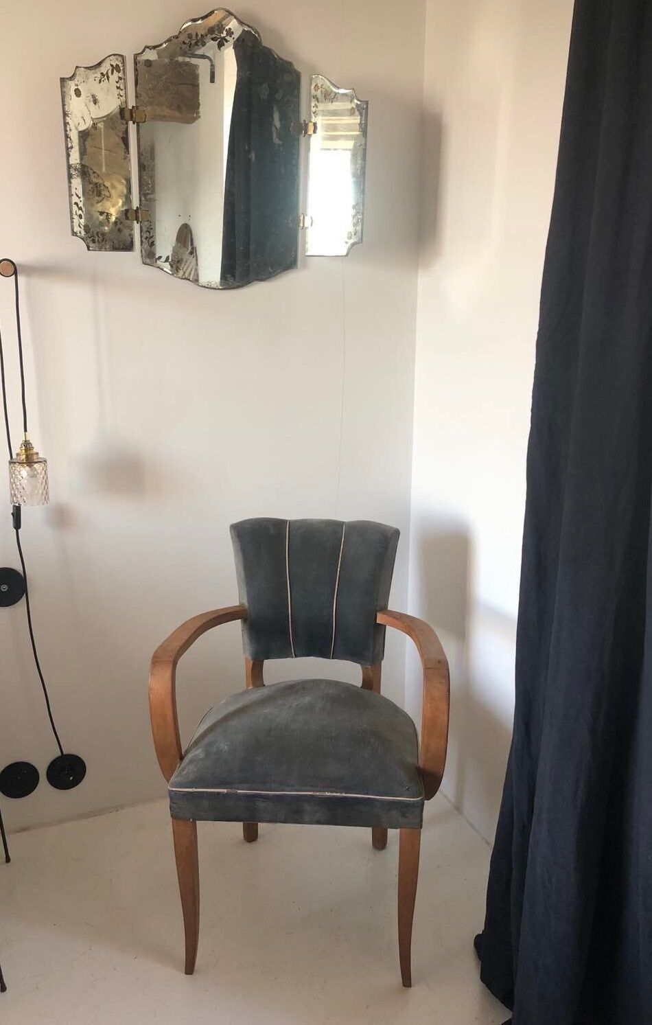 Armchair bridge mustache in blue gray velvet