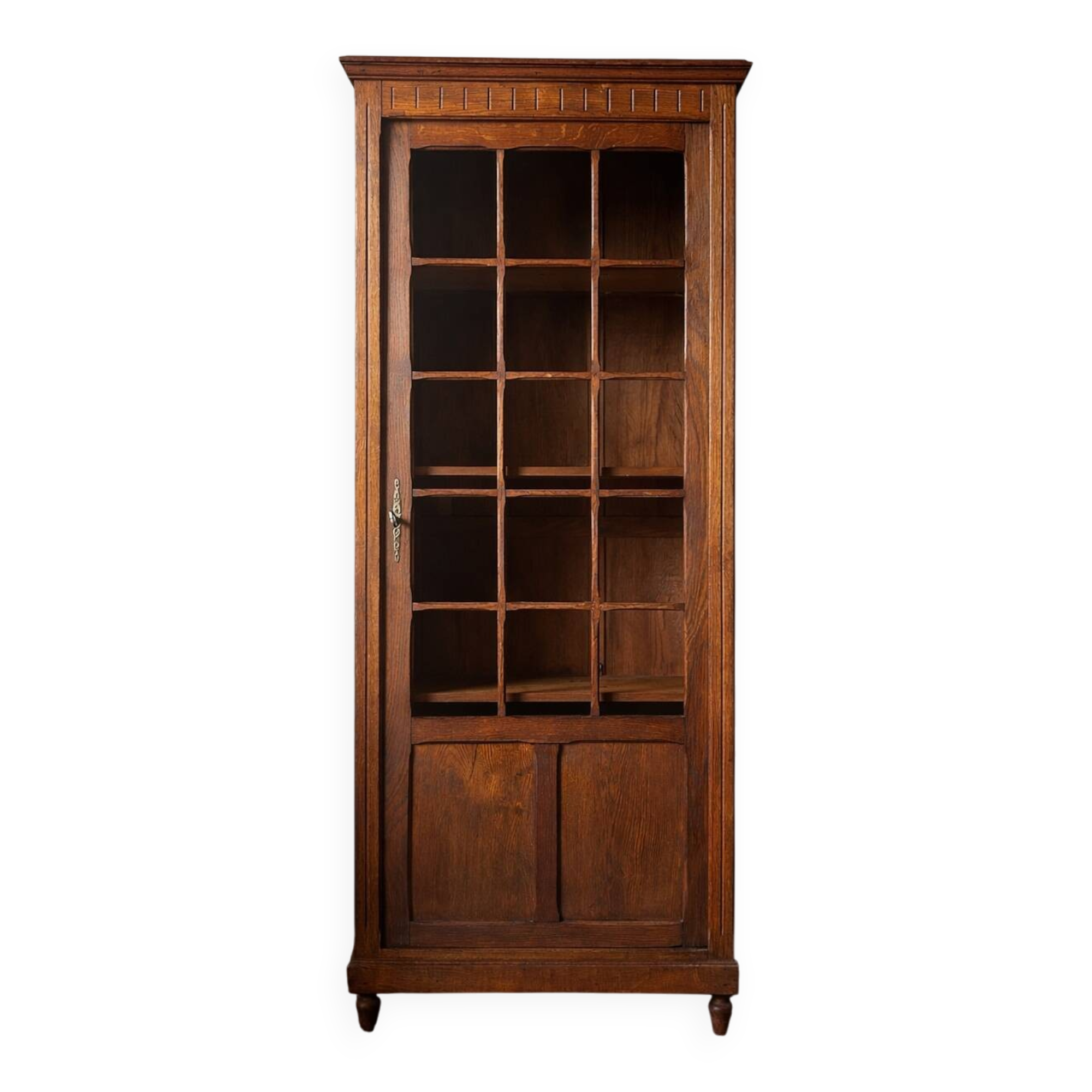 Small Parisian glass-fronted cabinet in oak from the late 19th century – a timeless ally for small spaces.