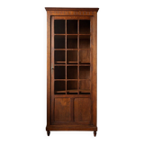 Small Parisian glass-fronted cabinet in oak from the late 19th century – a timeless ally for small spaces.