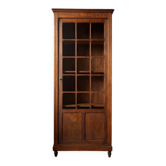 Small Parisian glass-fronted cabinet in oak from the late 19th century – a timeless ally for small spaces.