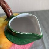Pichet en faïence évoquant un fruit