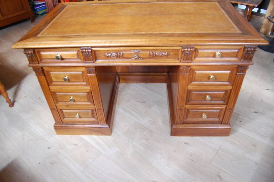 Napoleon III desk in walnut from the late 19th century.