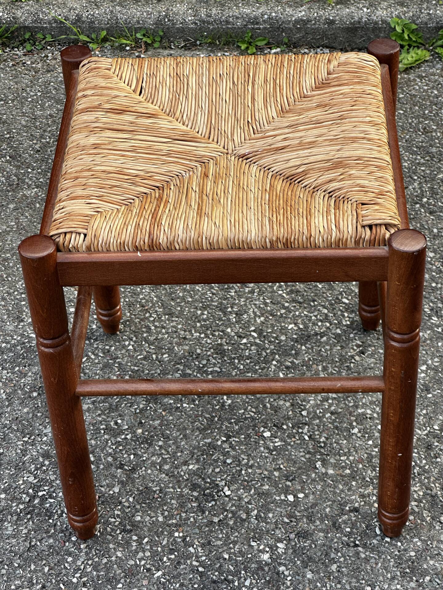 Paire de tabourets années 50 en bois et assise paillée