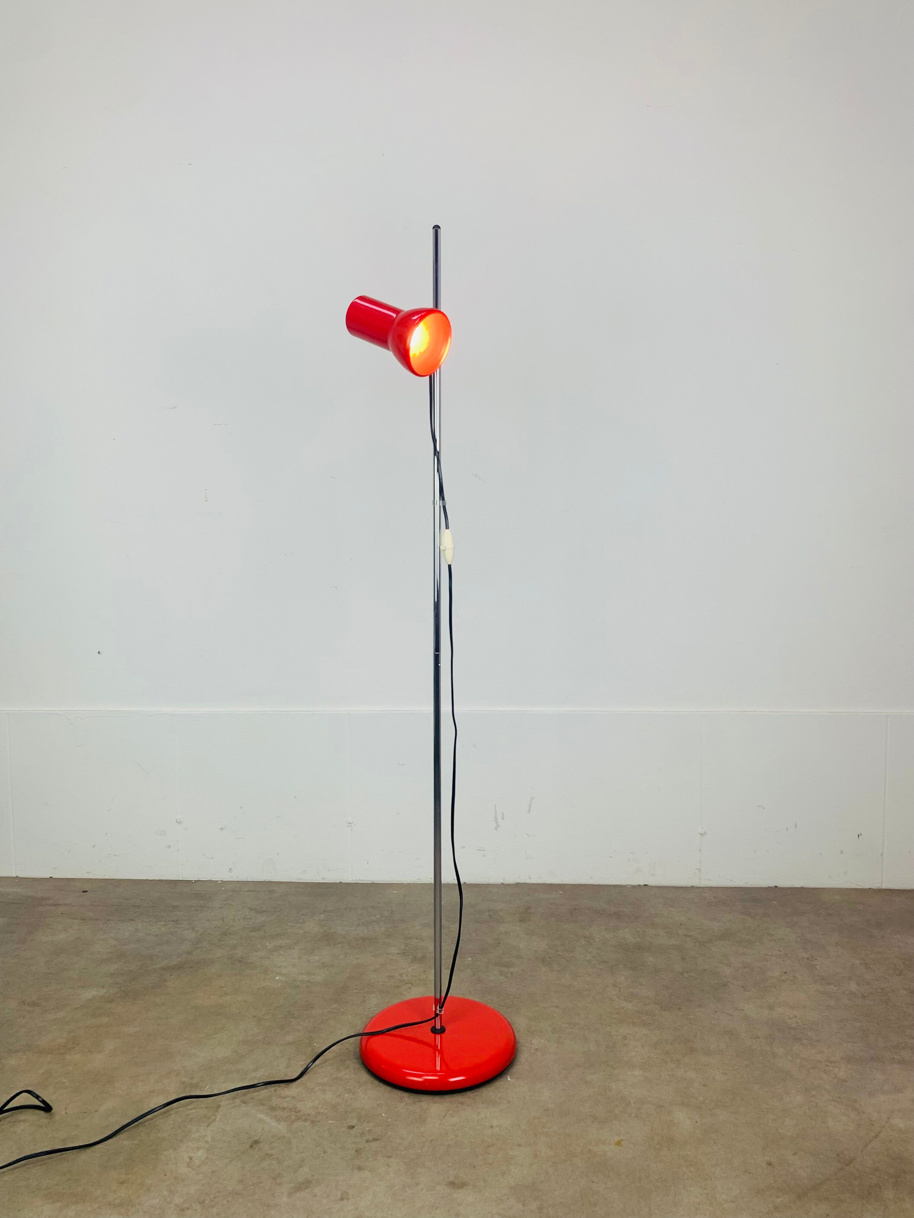 Miwi red metal spot floor lamp, vintage
