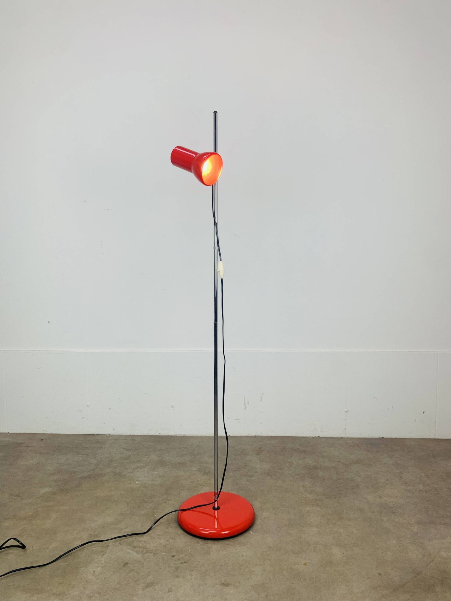 Miwi red metal spot floor lamp, vintage
