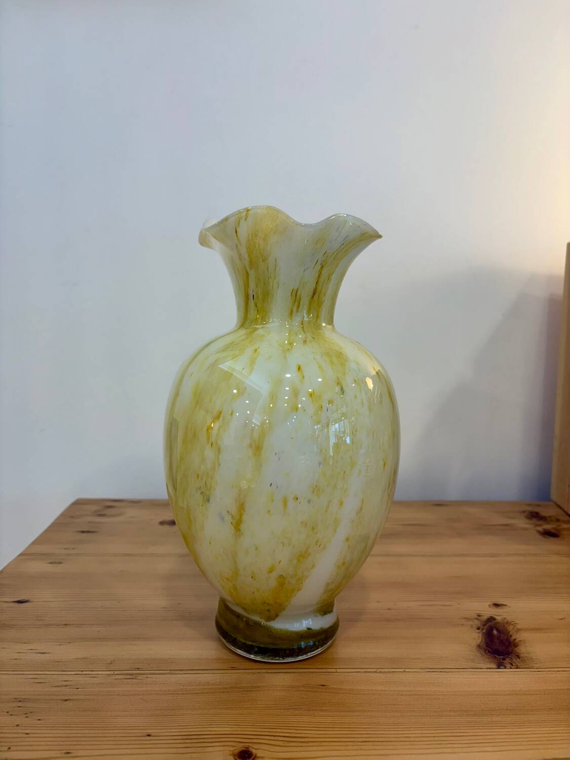 Vase en verre soufflé à collerette