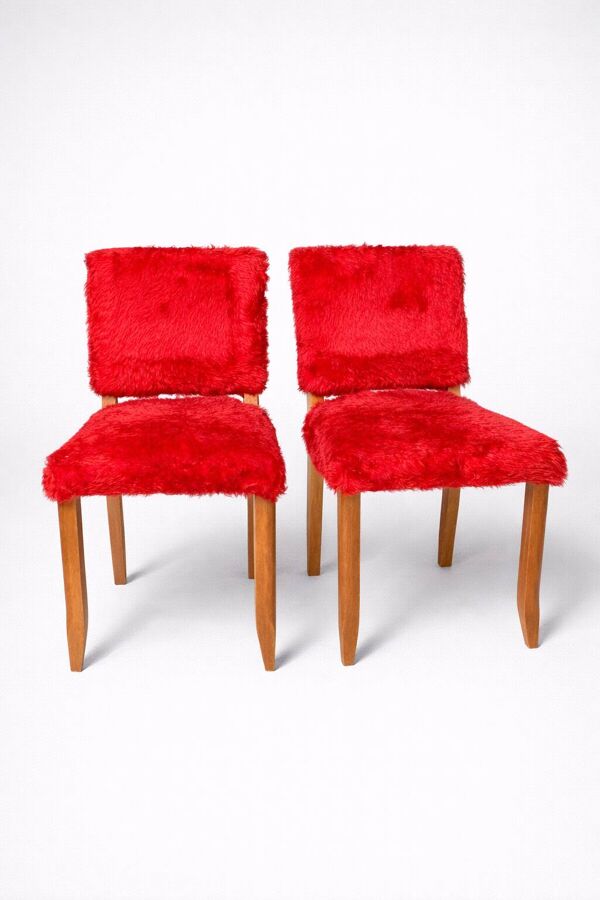 Paire de chaises vintage en bois et revêtement effet fourrure rouge – 1950