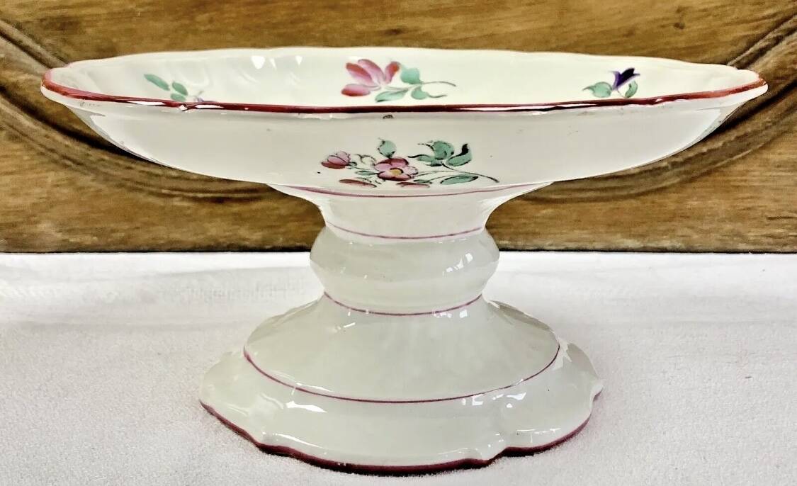 Compotier display on Luneville pedestal streetlight model