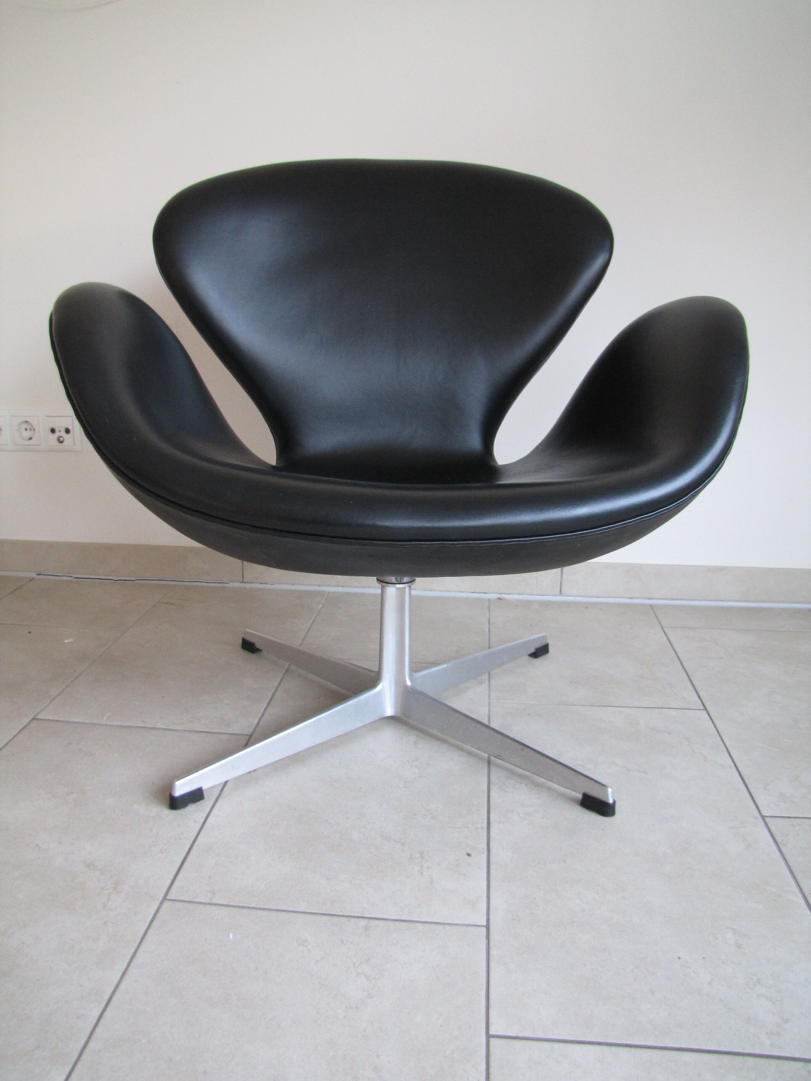 Swan armchairs in black leather by Arne Jacobsen for Fritz Hansen