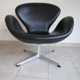 Swan armchairs in black leather by Arne Jacobsen for Fritz Hansen