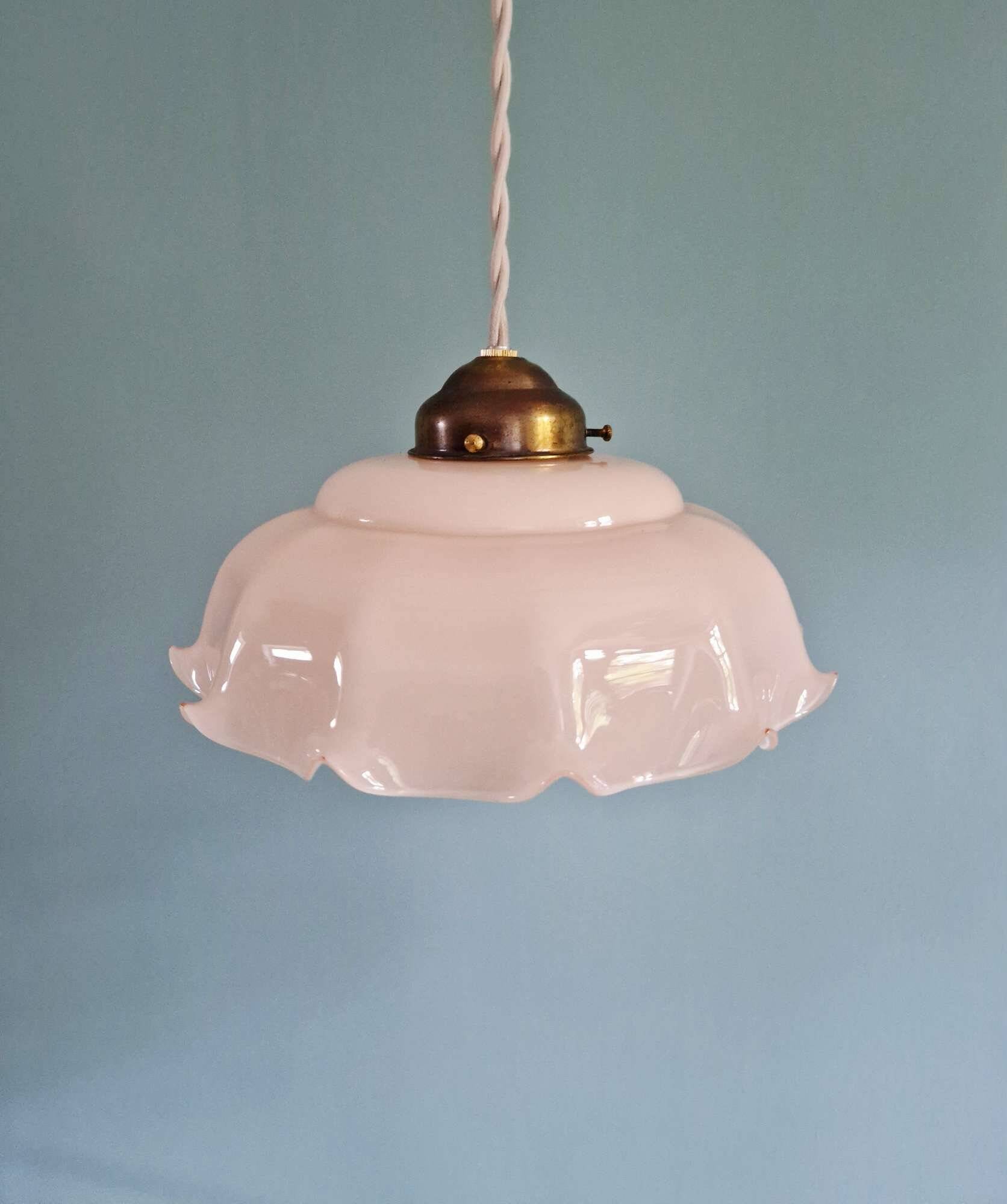 Duo de suspensions en opaline festonnée rose, années 1920-30