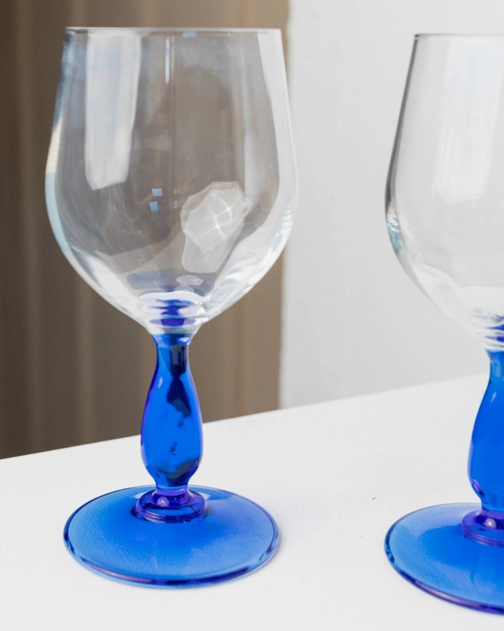 Set of 4 vintage Italian glass wine glasses, clear bowls with royal blue stems, 1980s MCM style