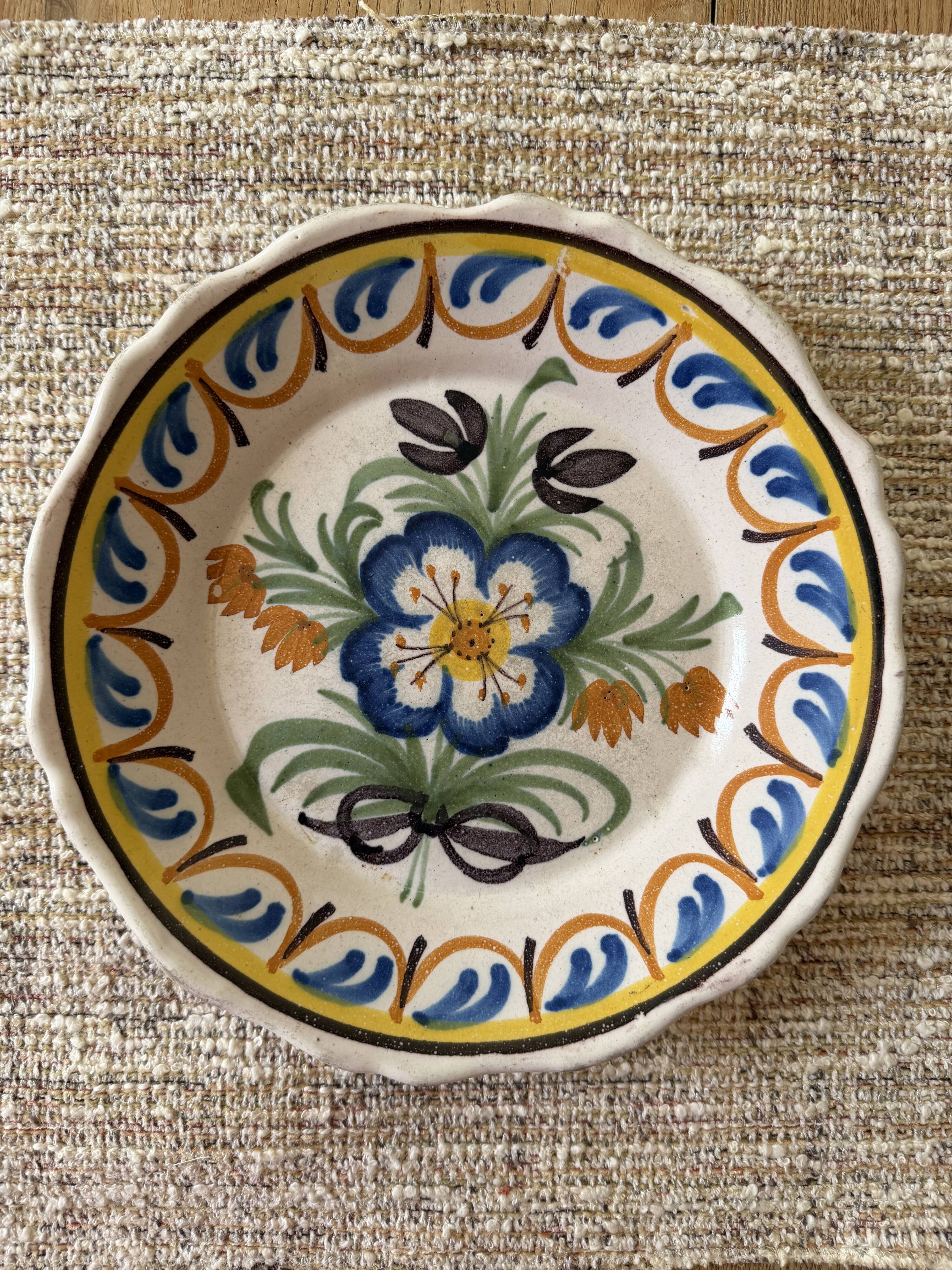 Assiette vintage en céramique peinte à la main