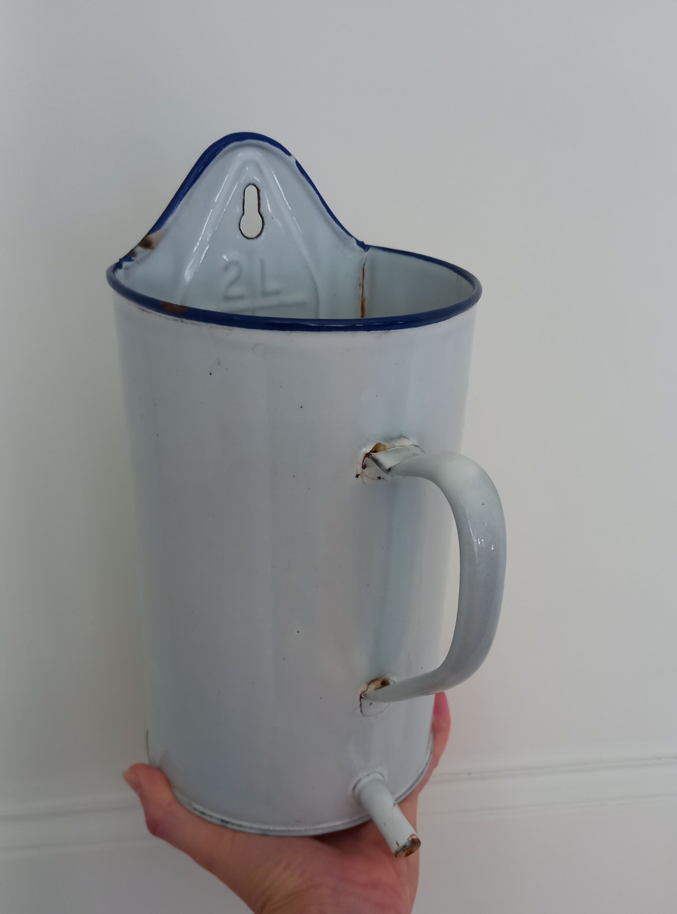 Old enema pot in enamelled sheet metal - Wall fountain Broc Graduated pot white enamel 50s