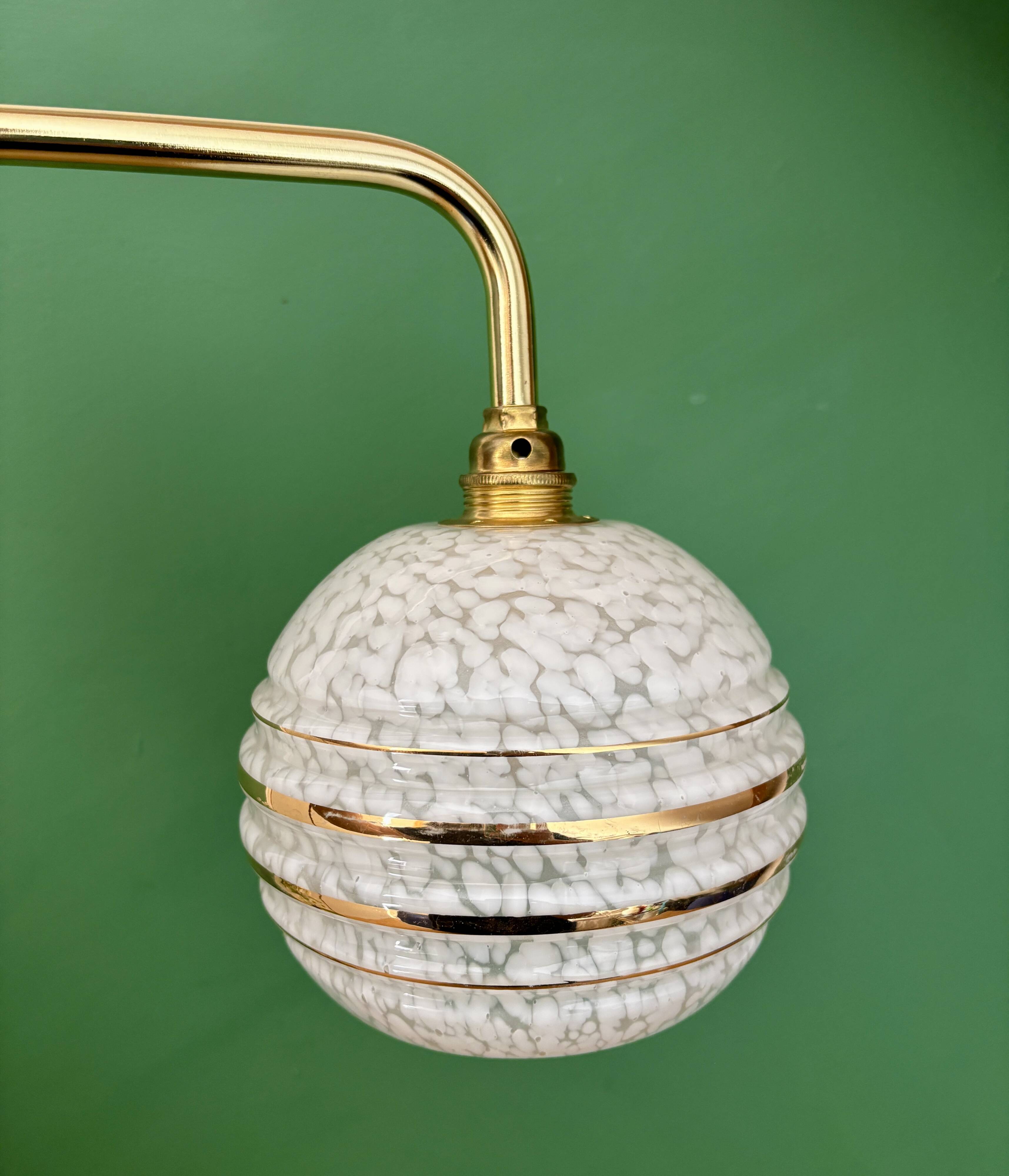 Applique coudée globe vintage en verre de Clichy blanc et doré