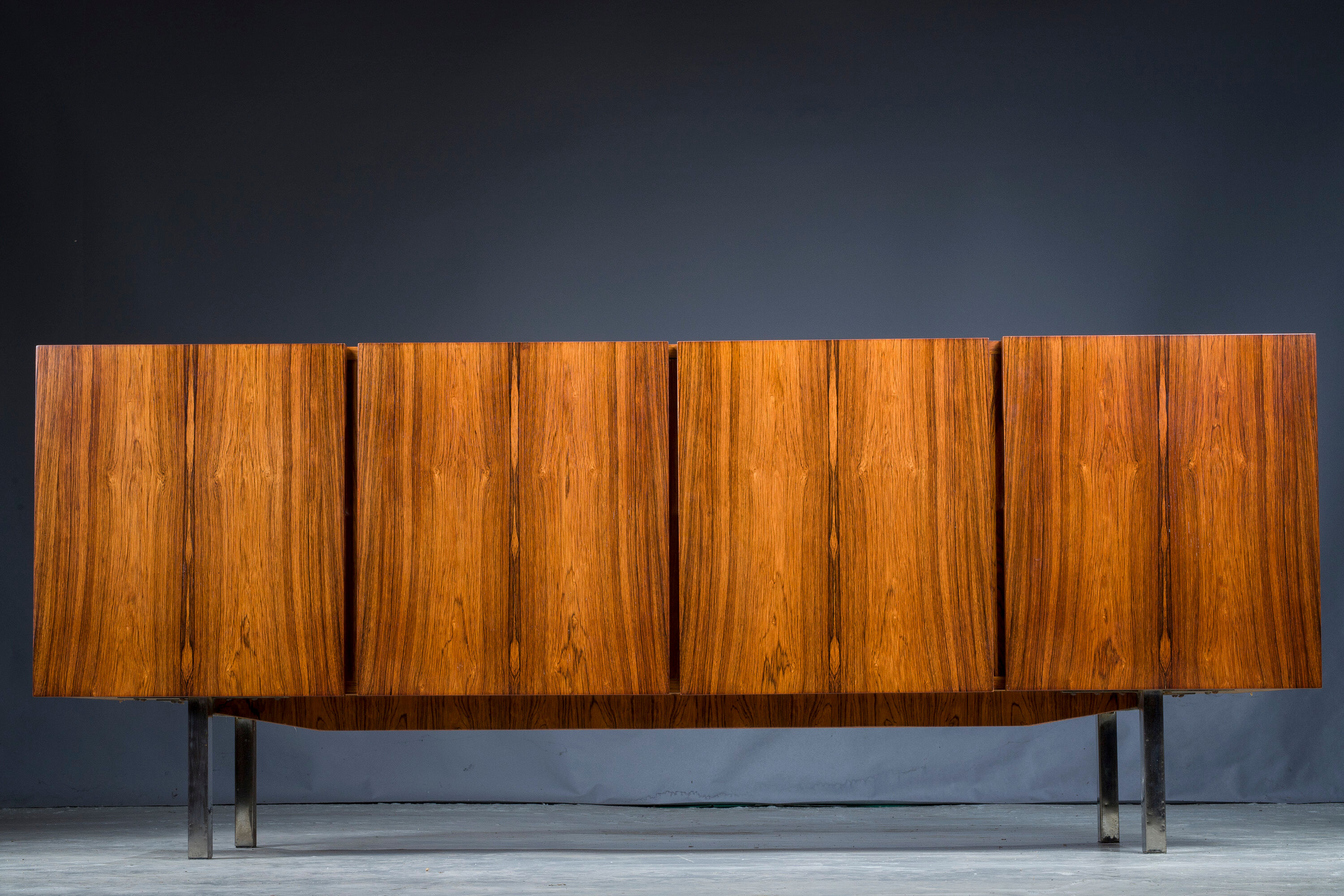 Buffet moderne du milieu du siècle en palissandre, 1970