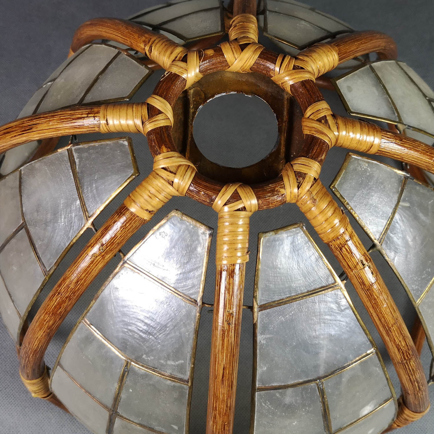 Flower hanging lamp in mother-of-pearl capiz and wicker