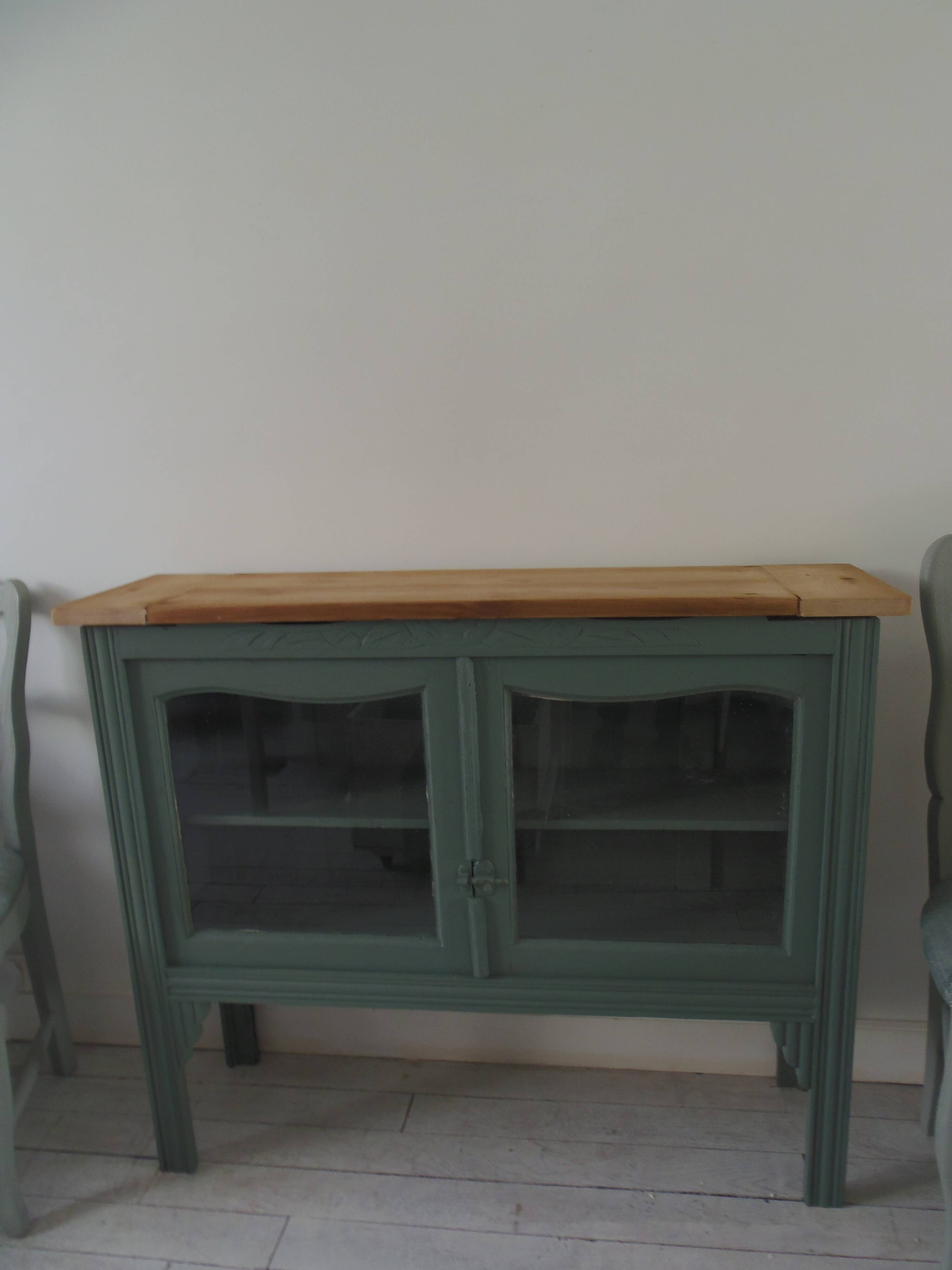 Console, sideboard, shallow display case sublimated in smoky green, wooden top.
