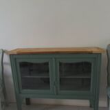 Console, sideboard, shallow display case sublimated in smoky green, wooden top.