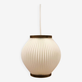Lampe à suspension plissée modèle Pearl Shade, produite par Hoyrup Light et conçue par Lars E Schøiler