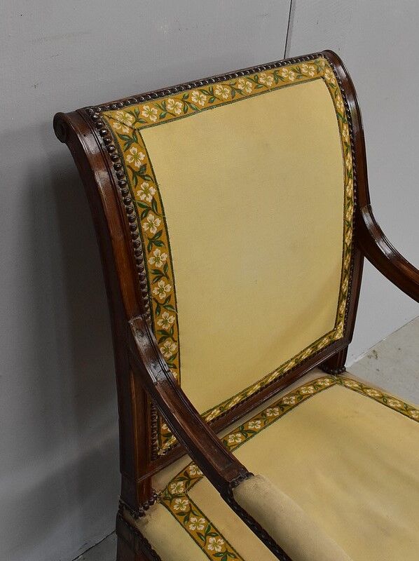 Fauteuil en noyer, style Louis XVI, début XIXe