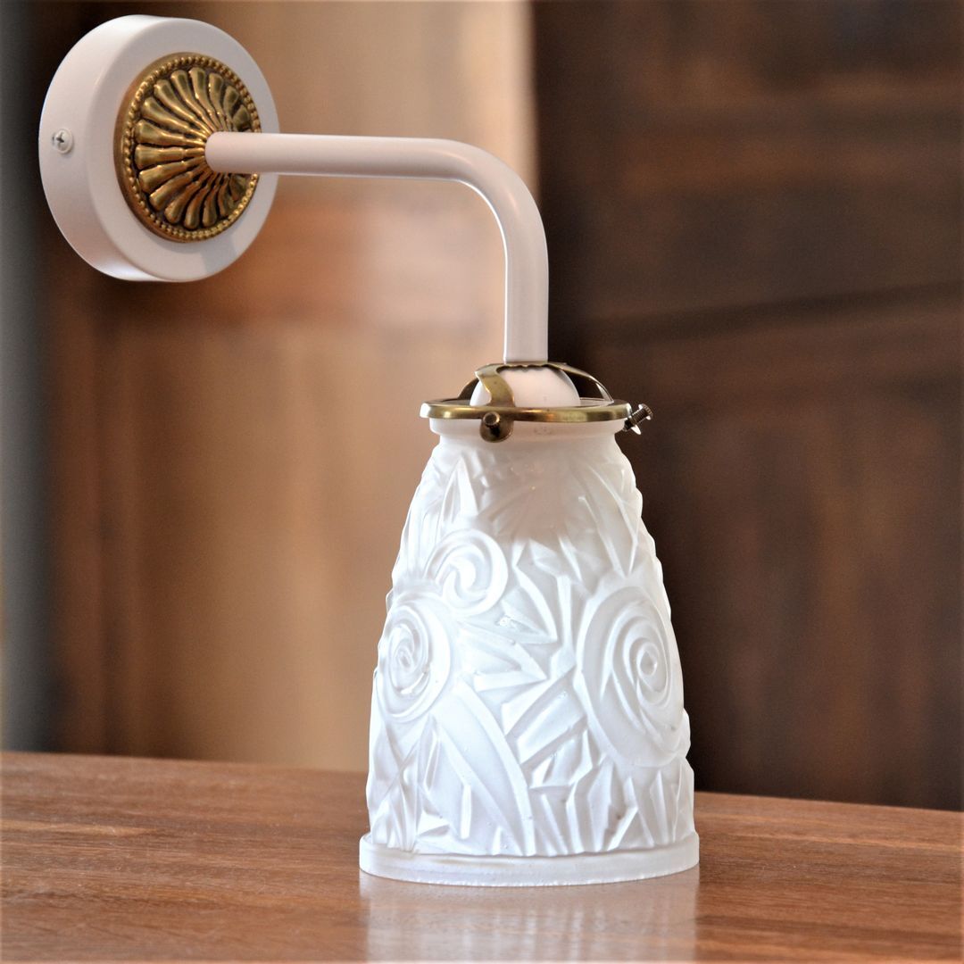 White and gold art deco wall lamp