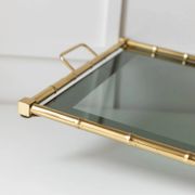 Plateau en bambou doré plaqué or avec insert en verre fumé – Hollywood Regency, années 1960