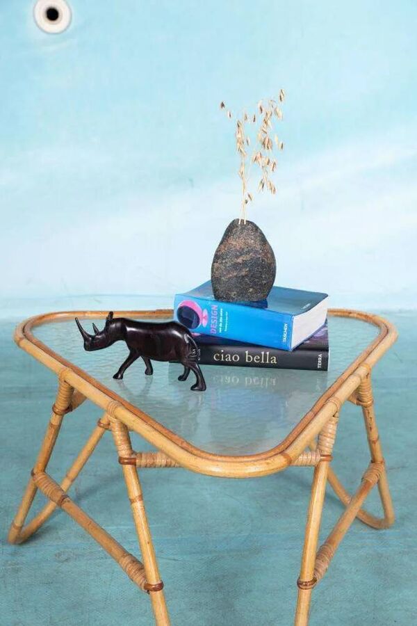 Table basse en rotin vintage des années soixante, table d'appoint en rotin bohème.