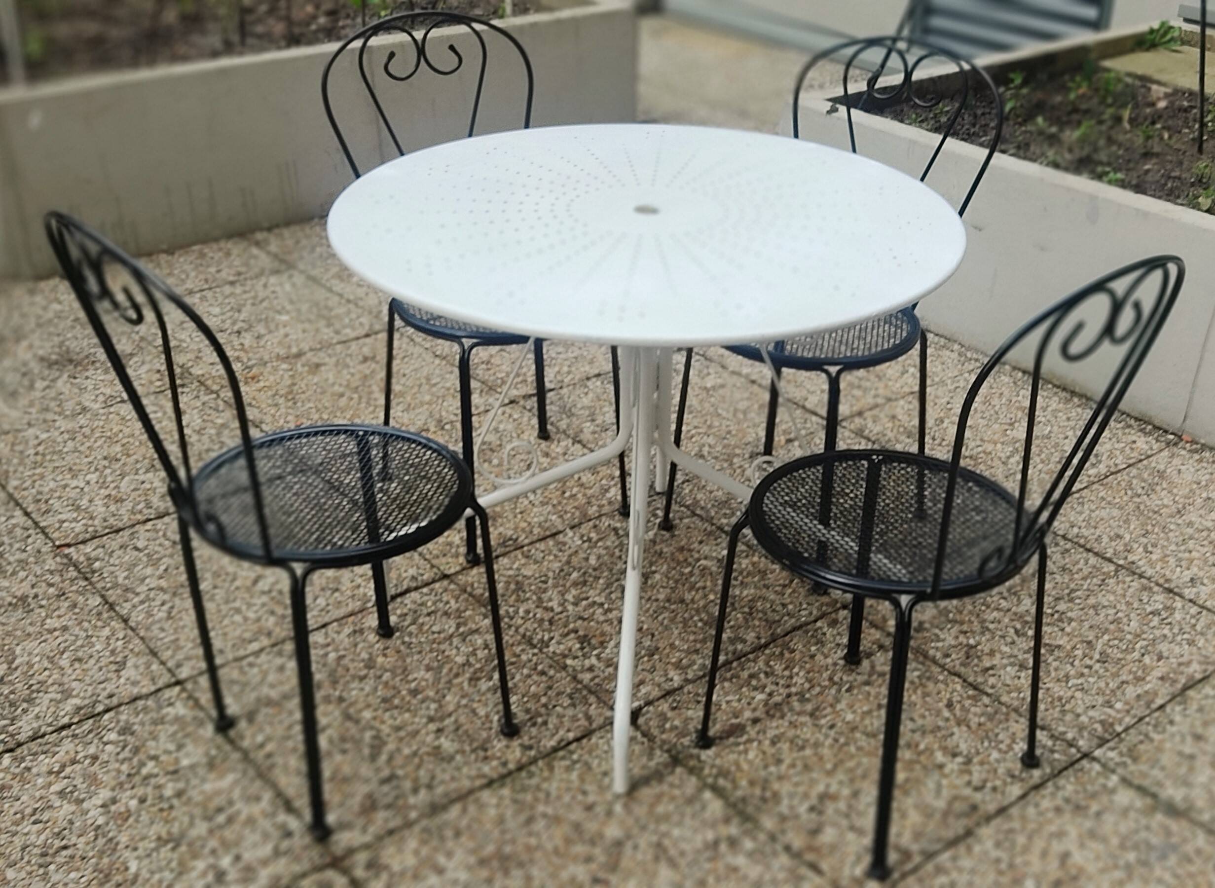 Salon de jardin, Table ronde blanche en fer forgé. et 4 chaises en acier lourd, noire d’origine