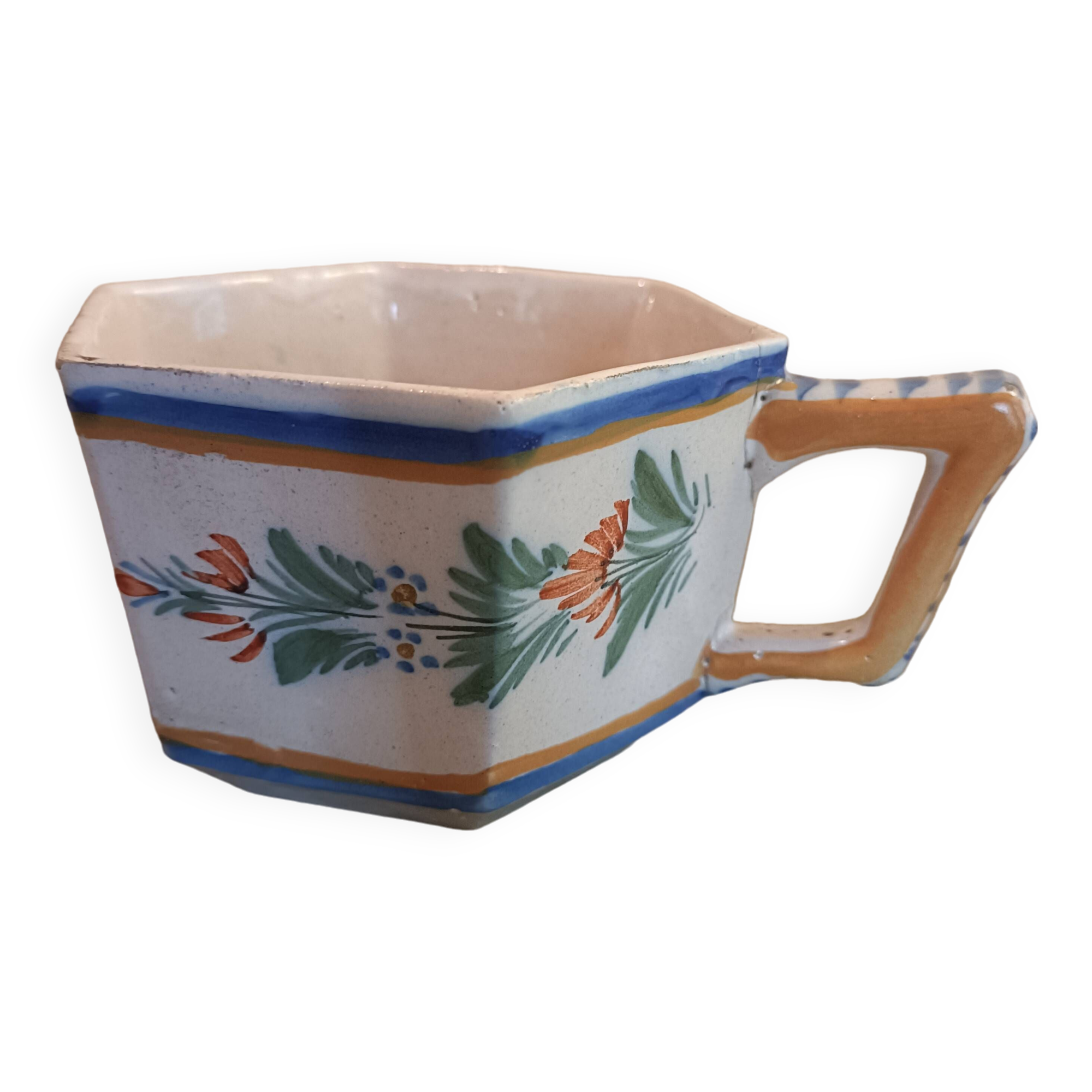 Hexagonal cup signed Henriot HR Quimper 7. Good condition.