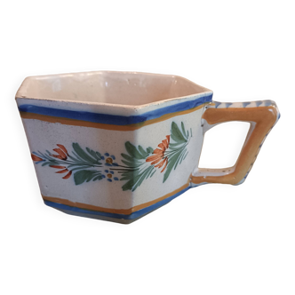 Hexagonal cup signed Henriot HR Quimper 7. Good condition.
