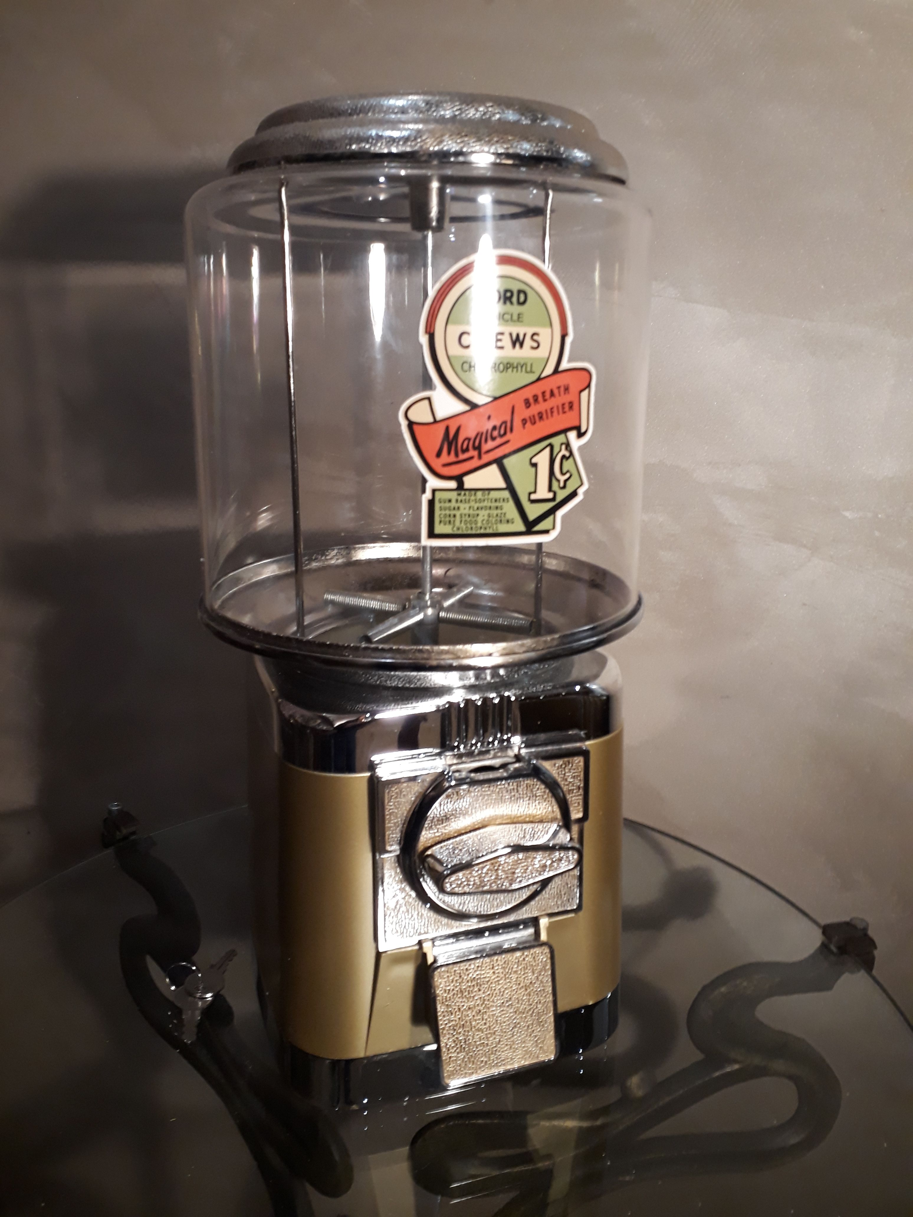 Chewing gum and candy dispenser. Vintage style, 80s globe eu acrilique, close to the new. Functional