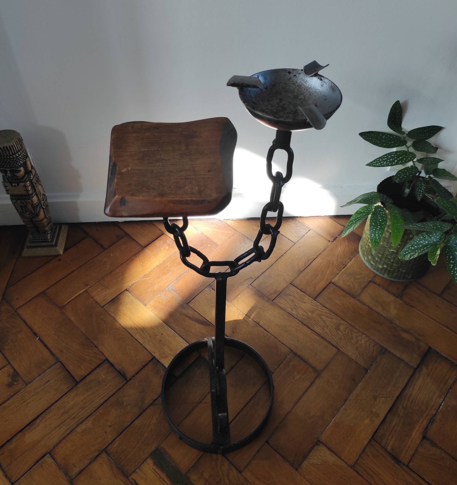 Meuble d'appoint, cendrier brutaliste en fer forgé et bois