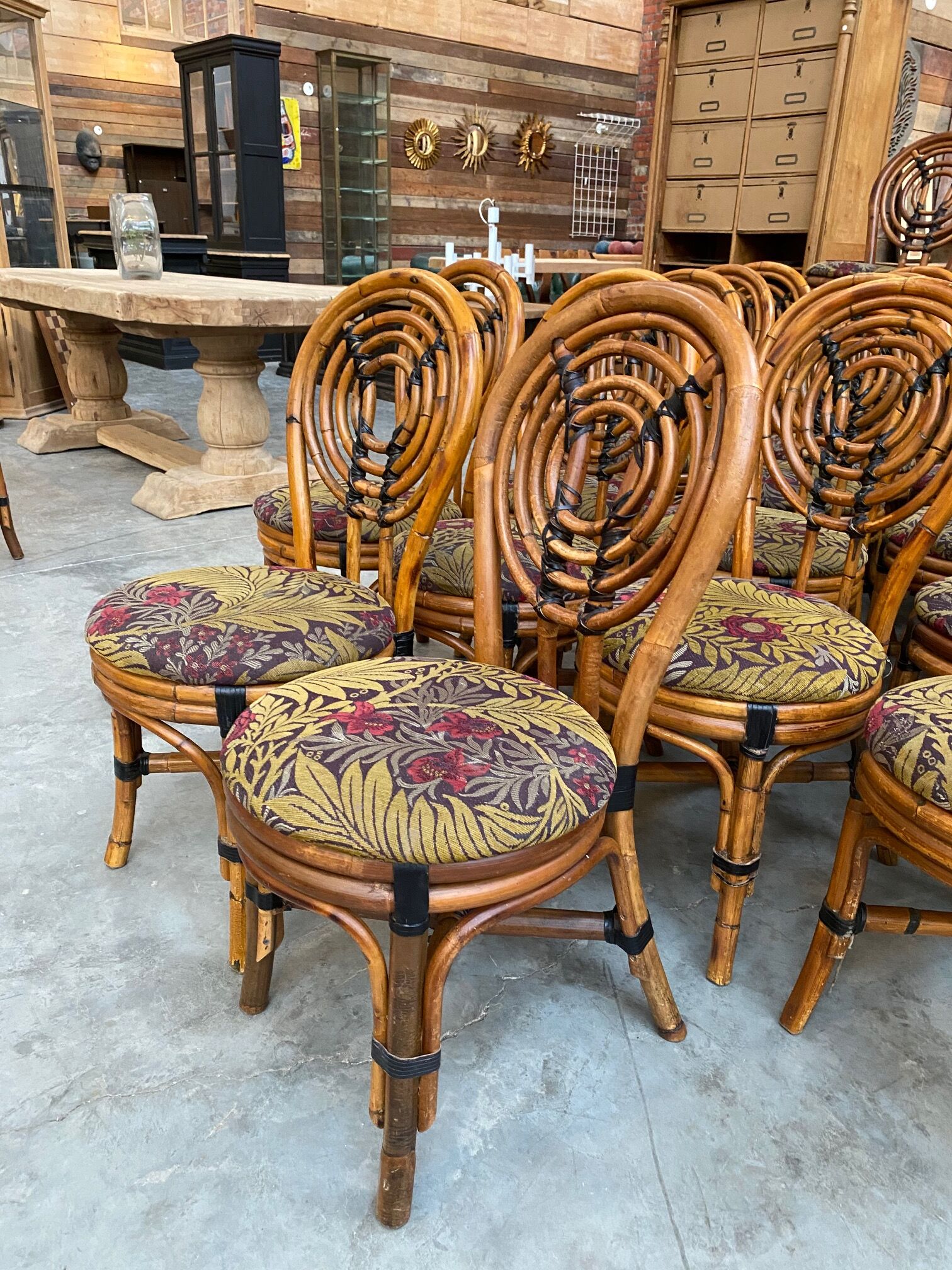 Suite de 12 chaises vintages
