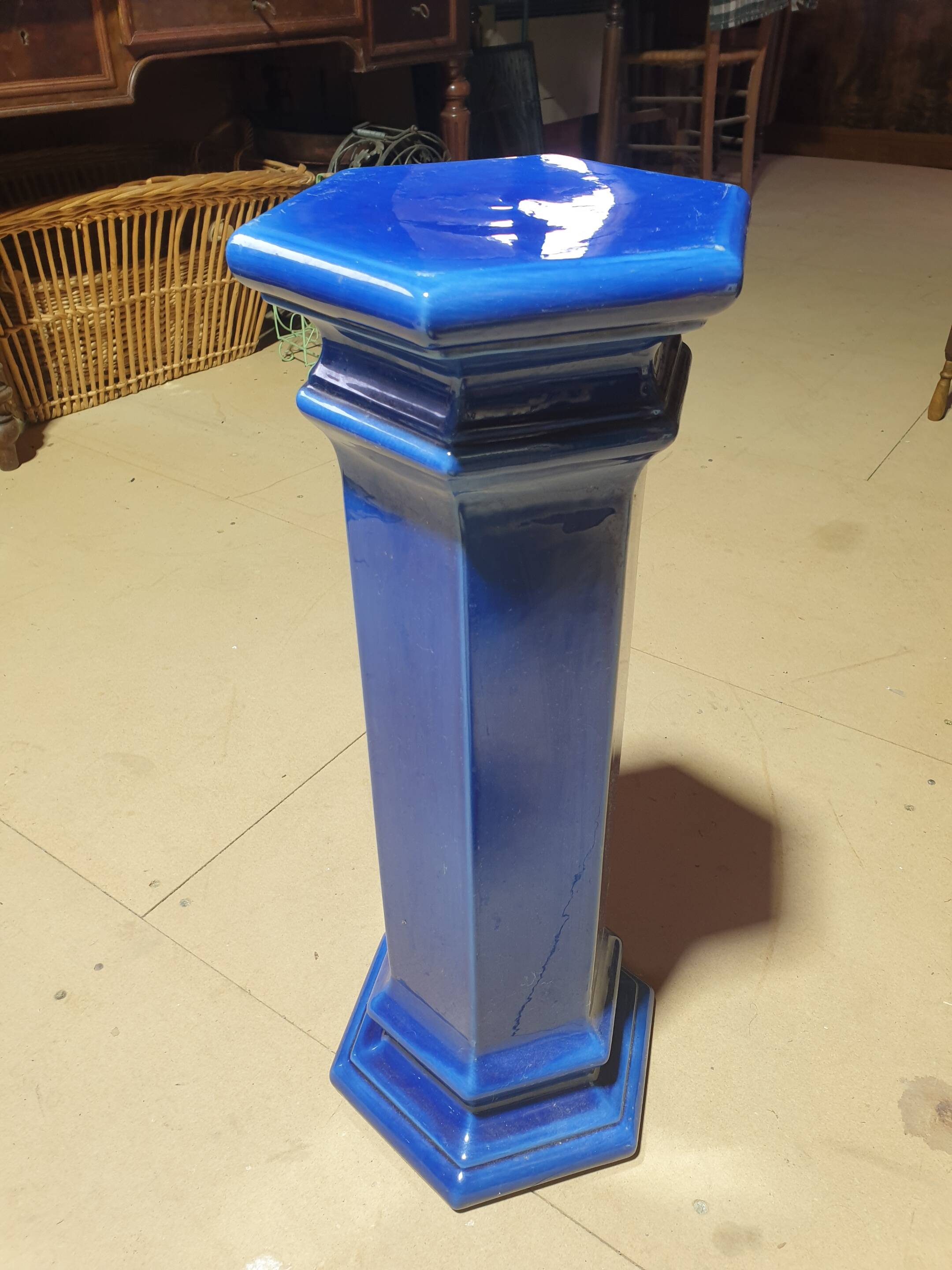 Sellette - colonne en faïence bleue