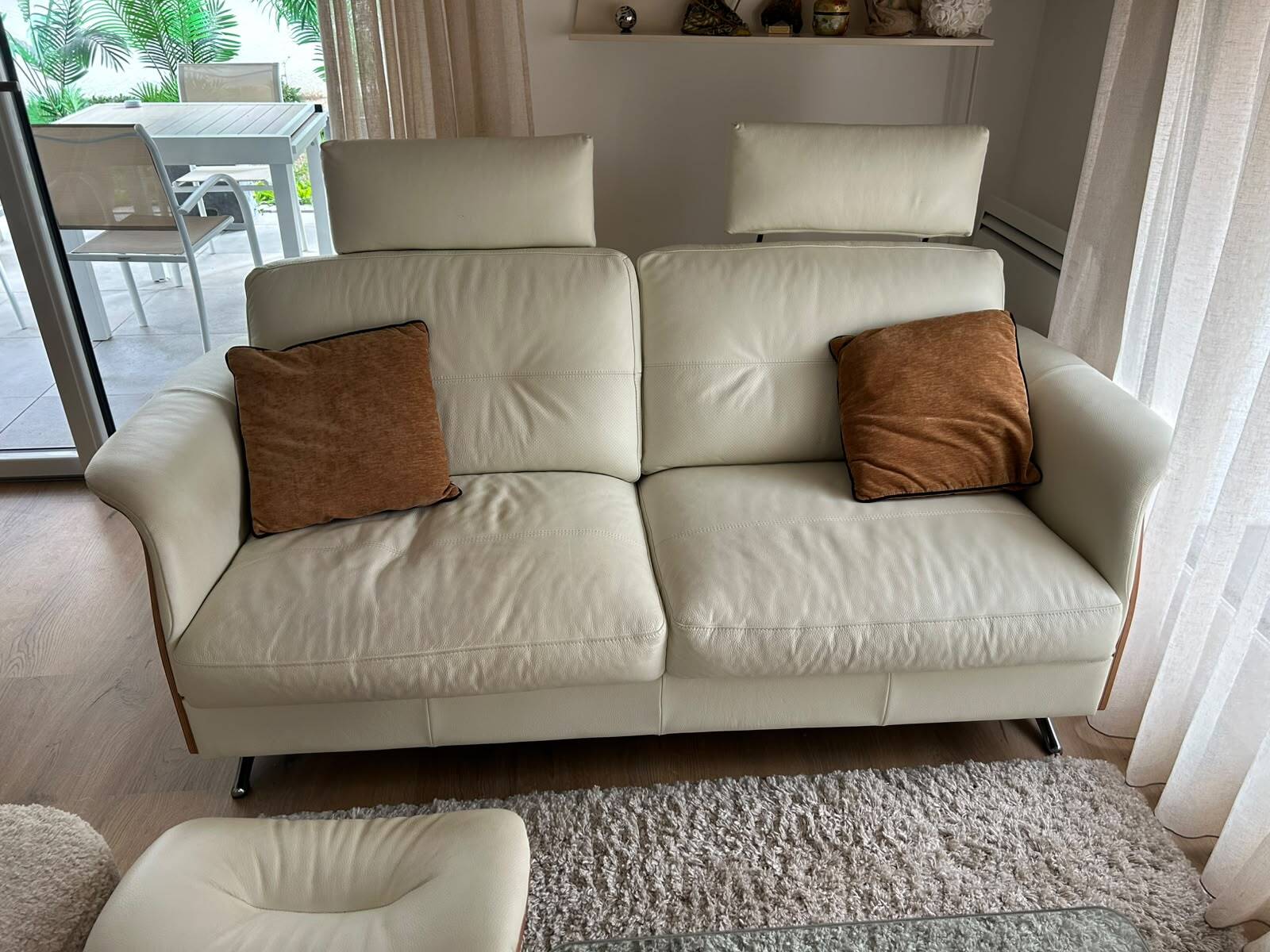 Ecru leather 2.5-seater sofa with walnut armrests.