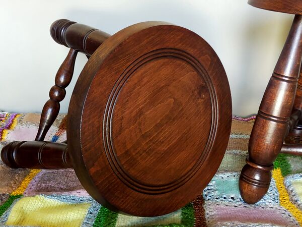 Paire de tabourets bas tripodes vintages en bois tourné
