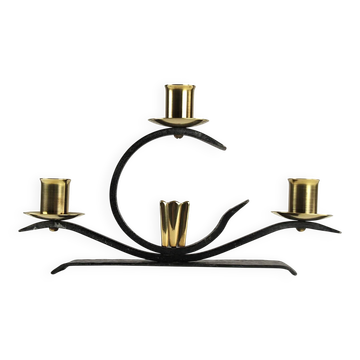 Three-arm Swedish Grace candelabra in hammered iron and brass, Sweden, 1930s/1940s