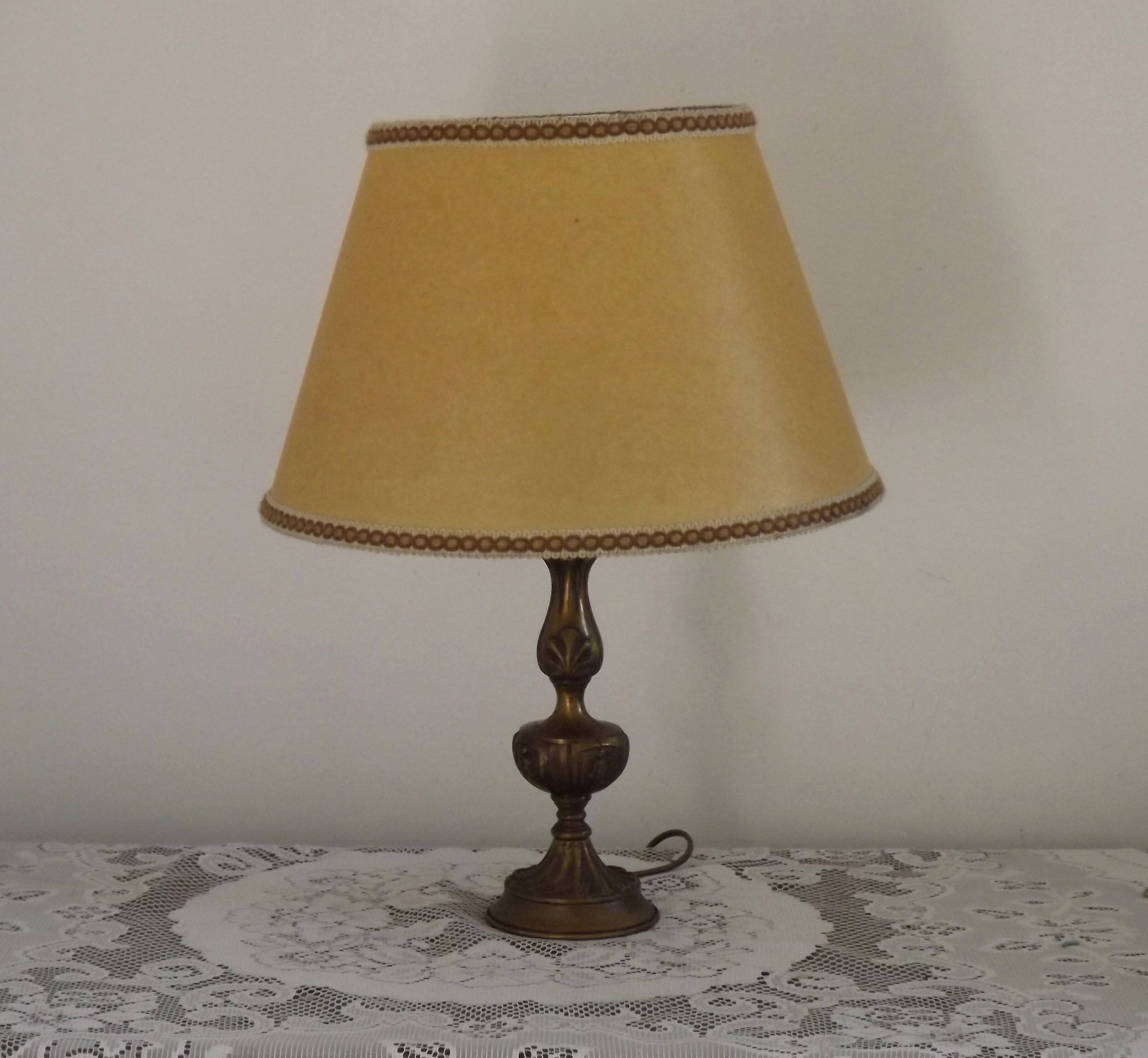 Spanish vintage brass table lamp with beige braided plastic shade 5555.