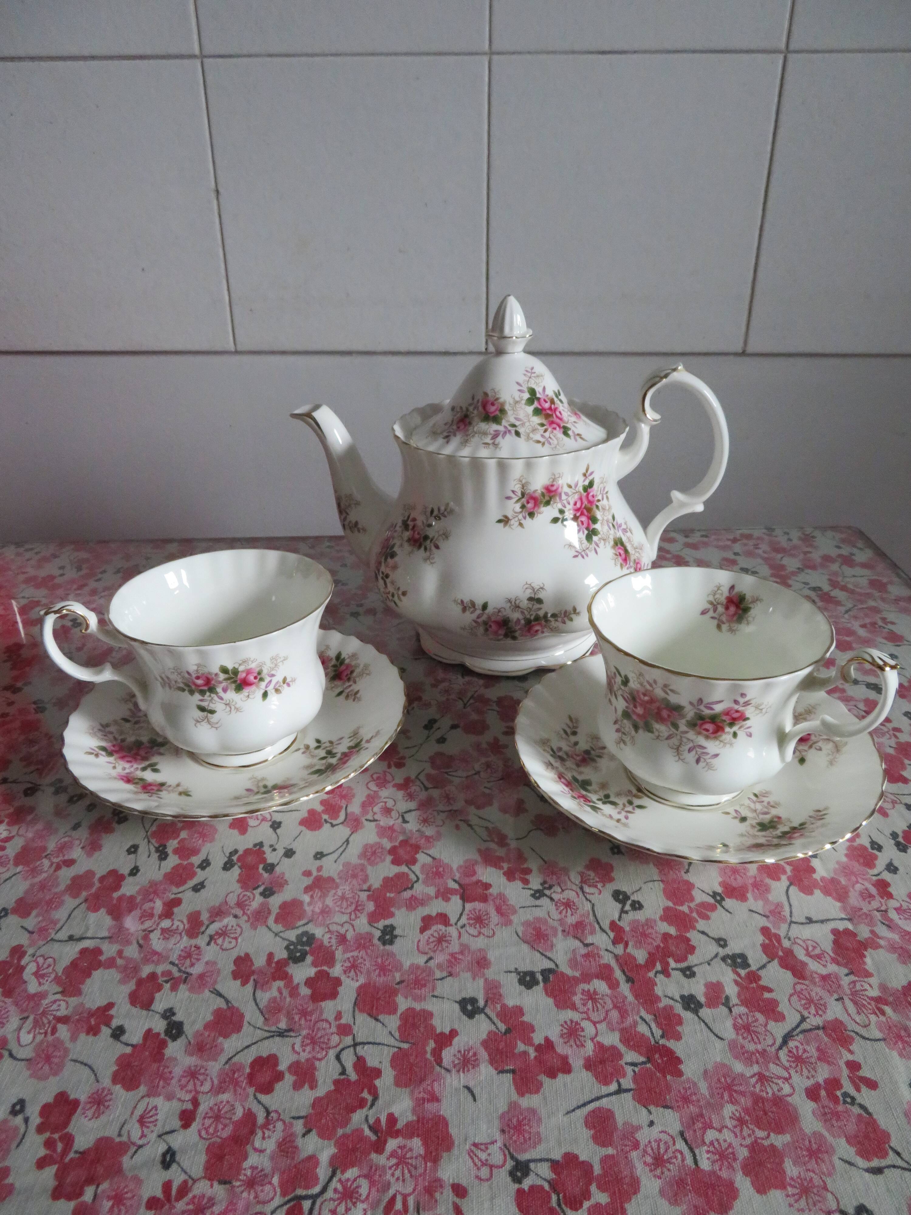 Teapot and its 2 cups and saucers Royal Albert Porcelaine "Lavender Rose"