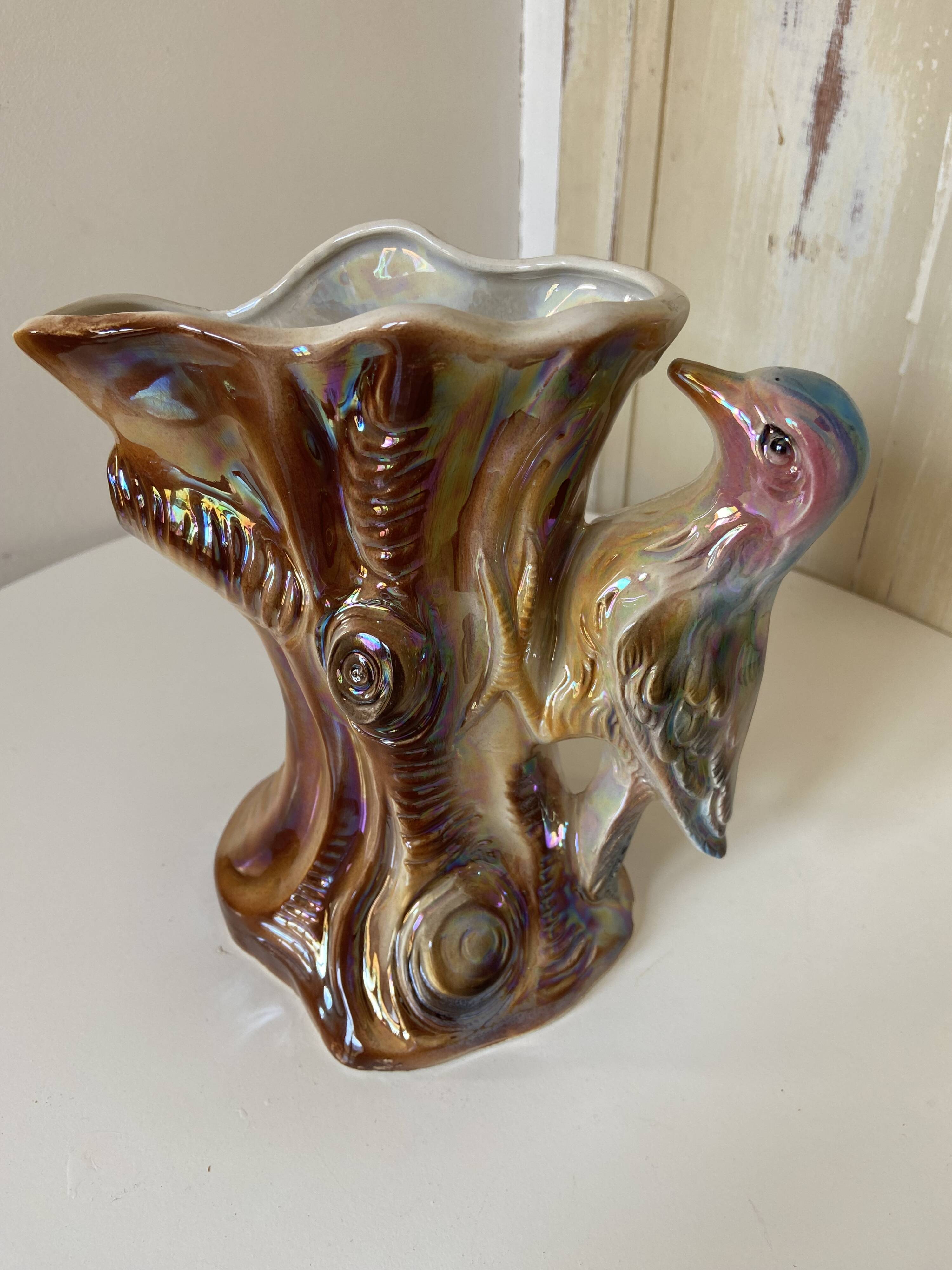 Kitsch Vase "Tree Trunk with Green Woodpecker" - Pink Iridescent Ceramic