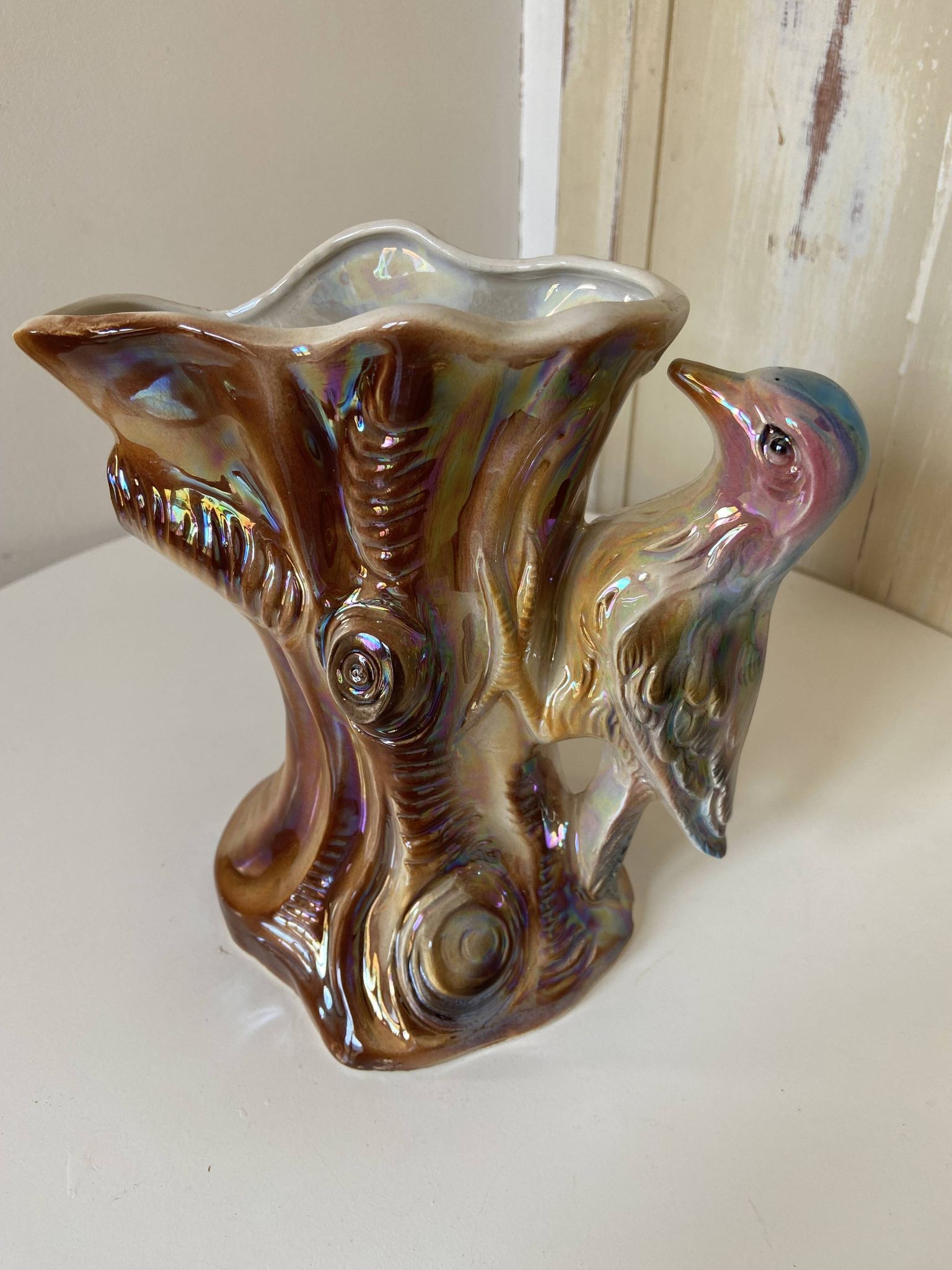 Vase Kitsch "Tronc d'arbre avec Pic Vert" - Céramique Irisée Rose