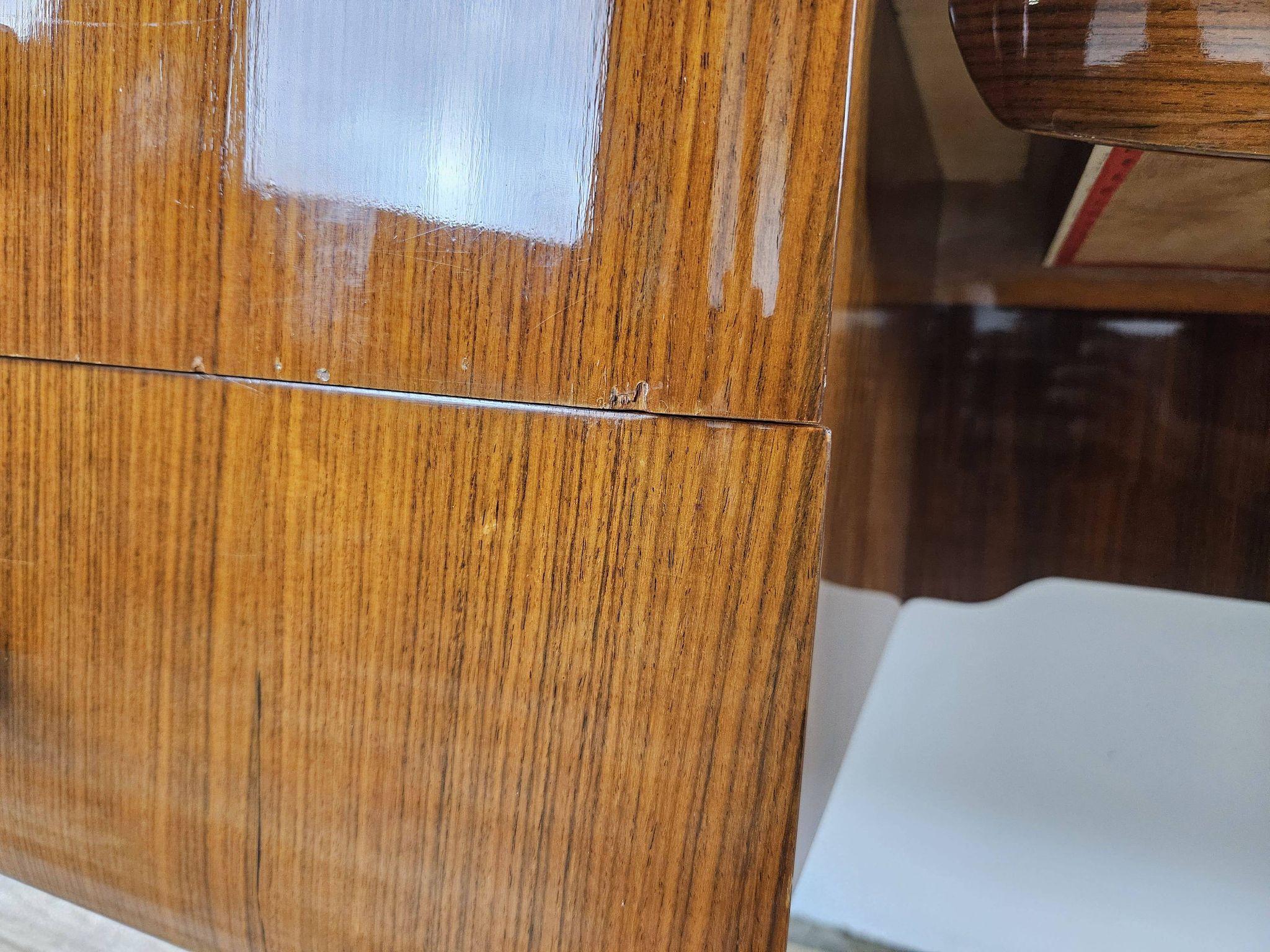 Mid-century drawer chest in mahogany, brass and glass.