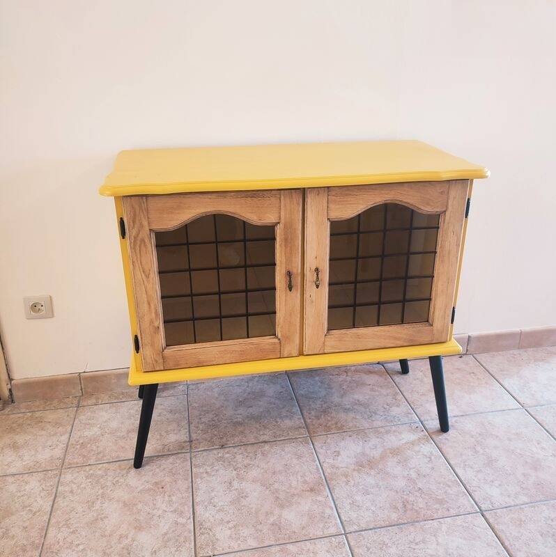 Joli petit buffet vintage jaune et noir avec portes vitrées