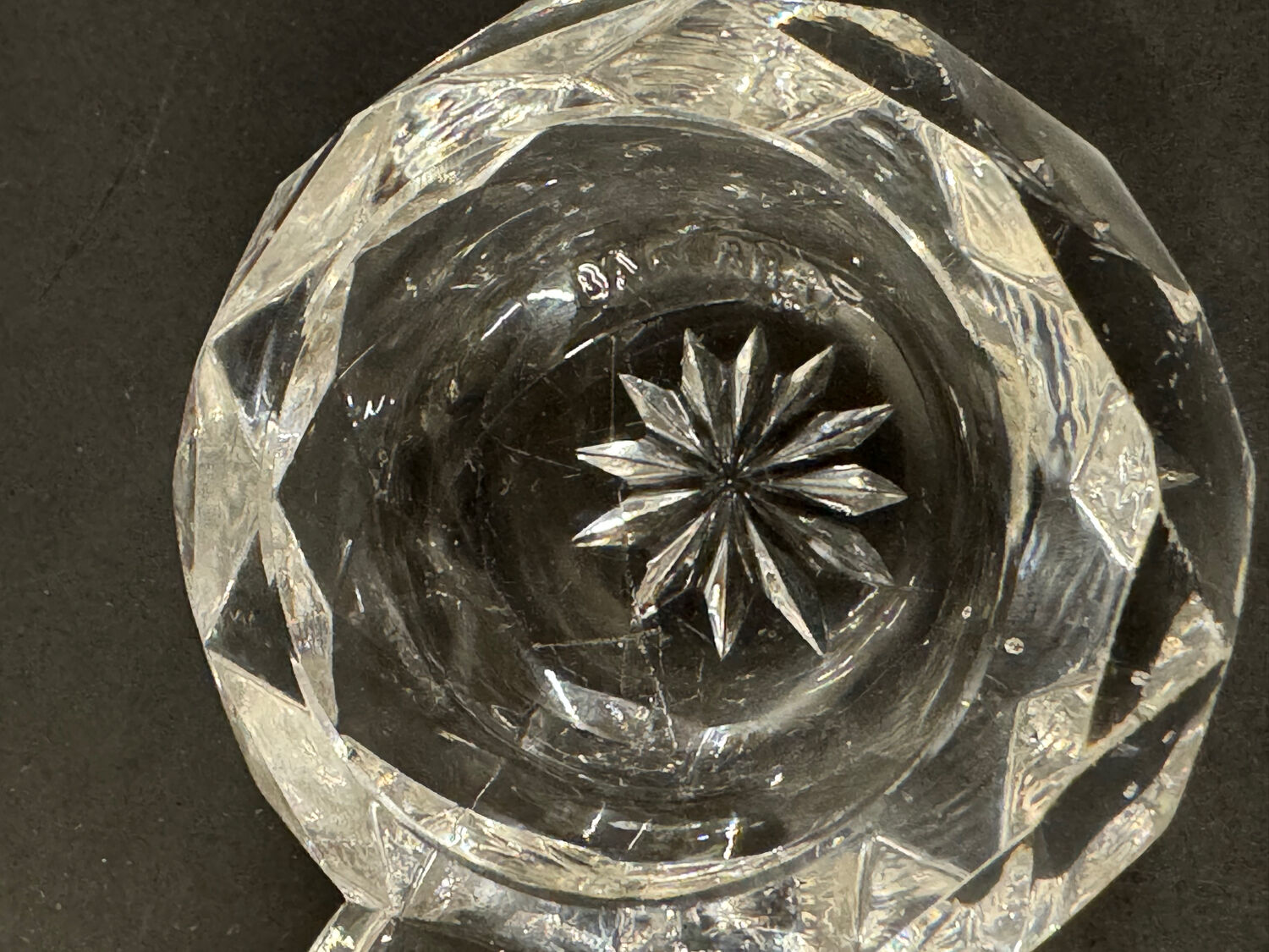 Salière double en cristal taillé signée Baccarat avec monture en métal