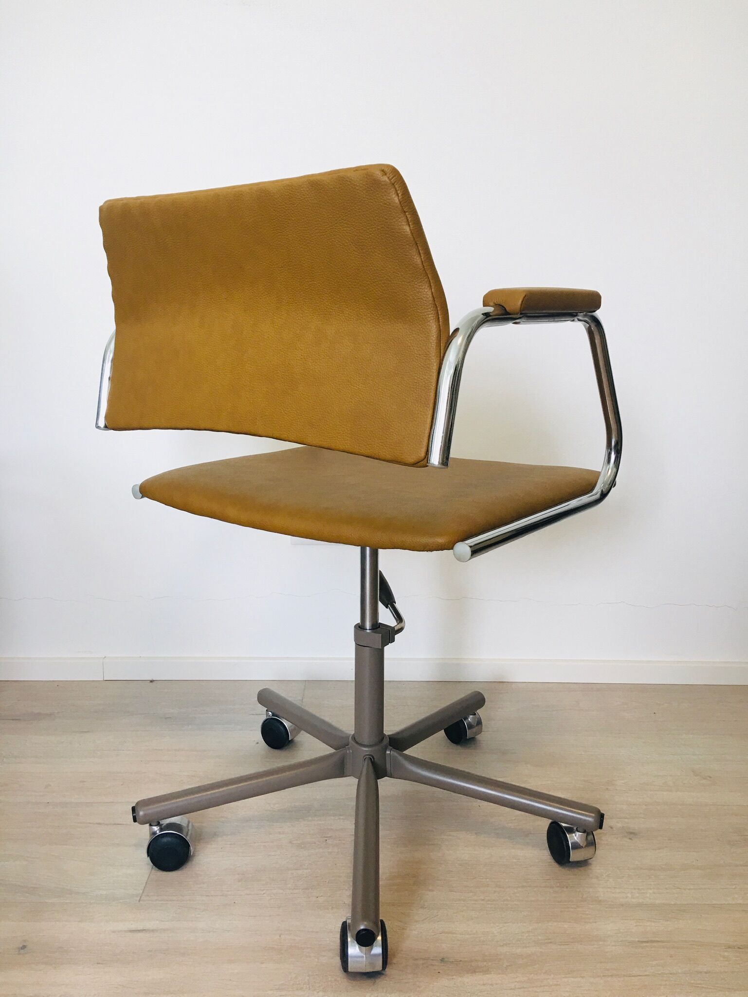Chaise de bureau moutarde vintage de Kovona, 1986