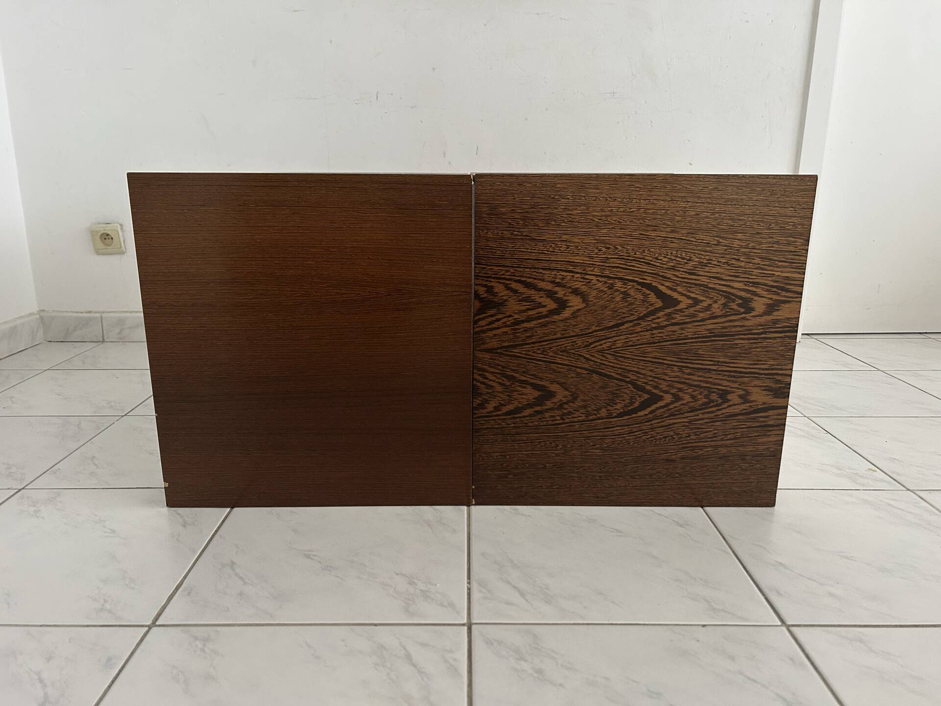 Ensemble de tables de chevet vintage en bois wengé.