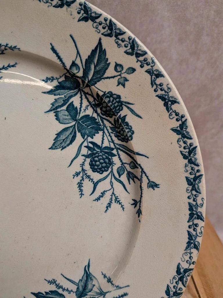Assiette en terre de fer Badonviller modèle Mûre – décor bleu