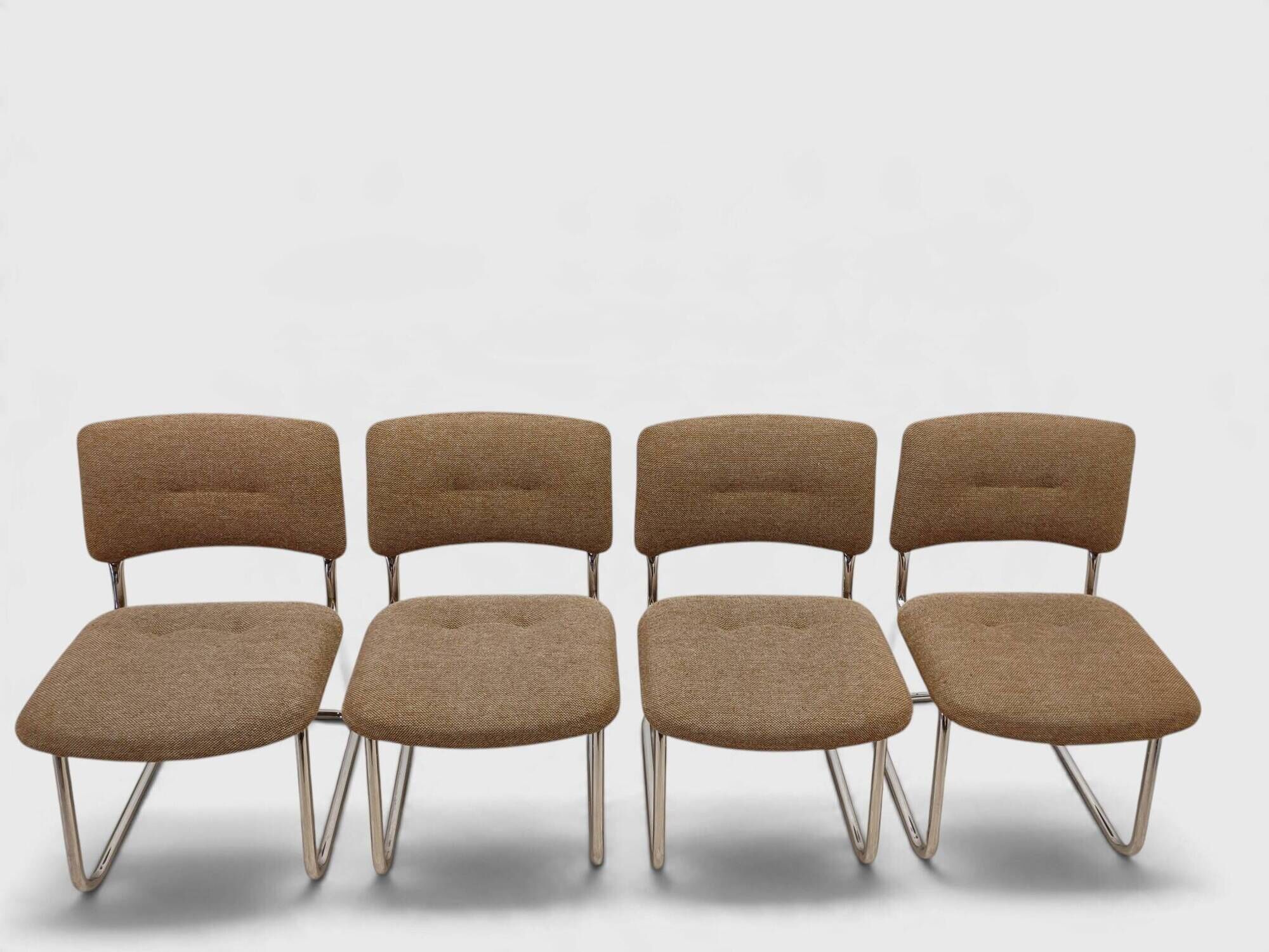 Série de 4 chaises cantilever – Années 80